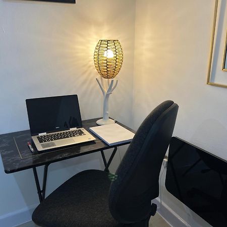 Safari Lodge - Close To Shopping Centre And Restaurants, Free Parking, Stylish And Amazing Artwork Burton-upon-Trent Exterior photo