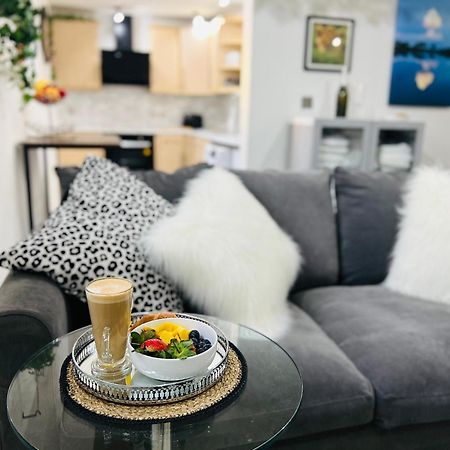 Safari Lodge - Close To Shopping Centre And Restaurants, Free Parking, Stylish And Amazing Artwork Burton-upon-Trent Exterior photo