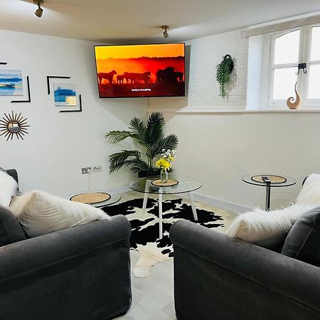Safari Lodge - Close To Shopping Centre And Restaurants, Free Parking, Stylish And Amazing Artwork Burton-upon-Trent Exterior photo