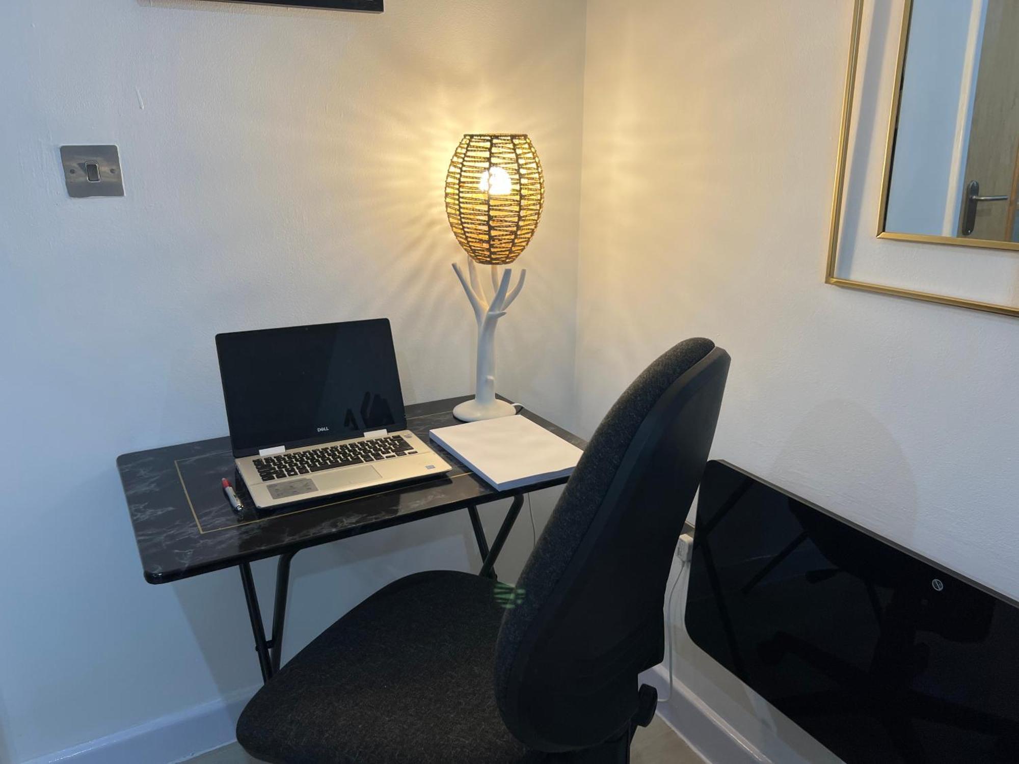 Safari Lodge - Close To Shopping Centre And Restaurants, Free Parking, Stylish And Amazing Artwork Burton-upon-Trent Exterior photo