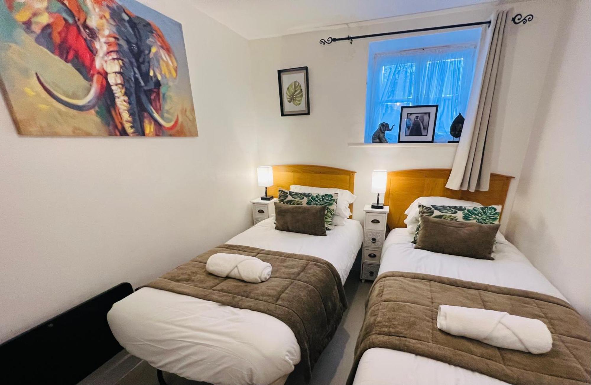 Safari Lodge - Close To Shopping Centre And Restaurants, Free Parking, Stylish And Amazing Artwork Burton-upon-Trent Exterior photo