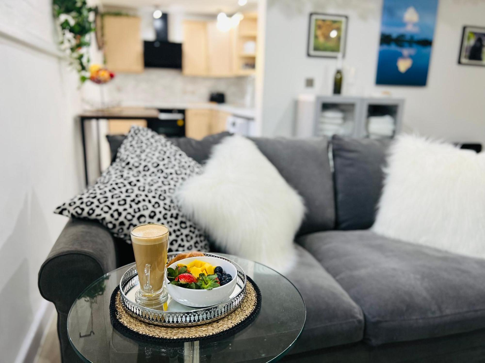 Safari Lodge - Close To Shopping Centre And Restaurants, Free Parking, Stylish And Amazing Artwork Burton-upon-Trent Exterior photo