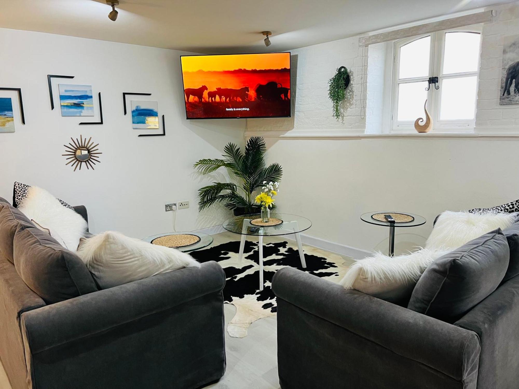 Safari Lodge - Close To Shopping Centre And Restaurants, Free Parking, Stylish And Amazing Artwork Burton-upon-Trent Exterior photo