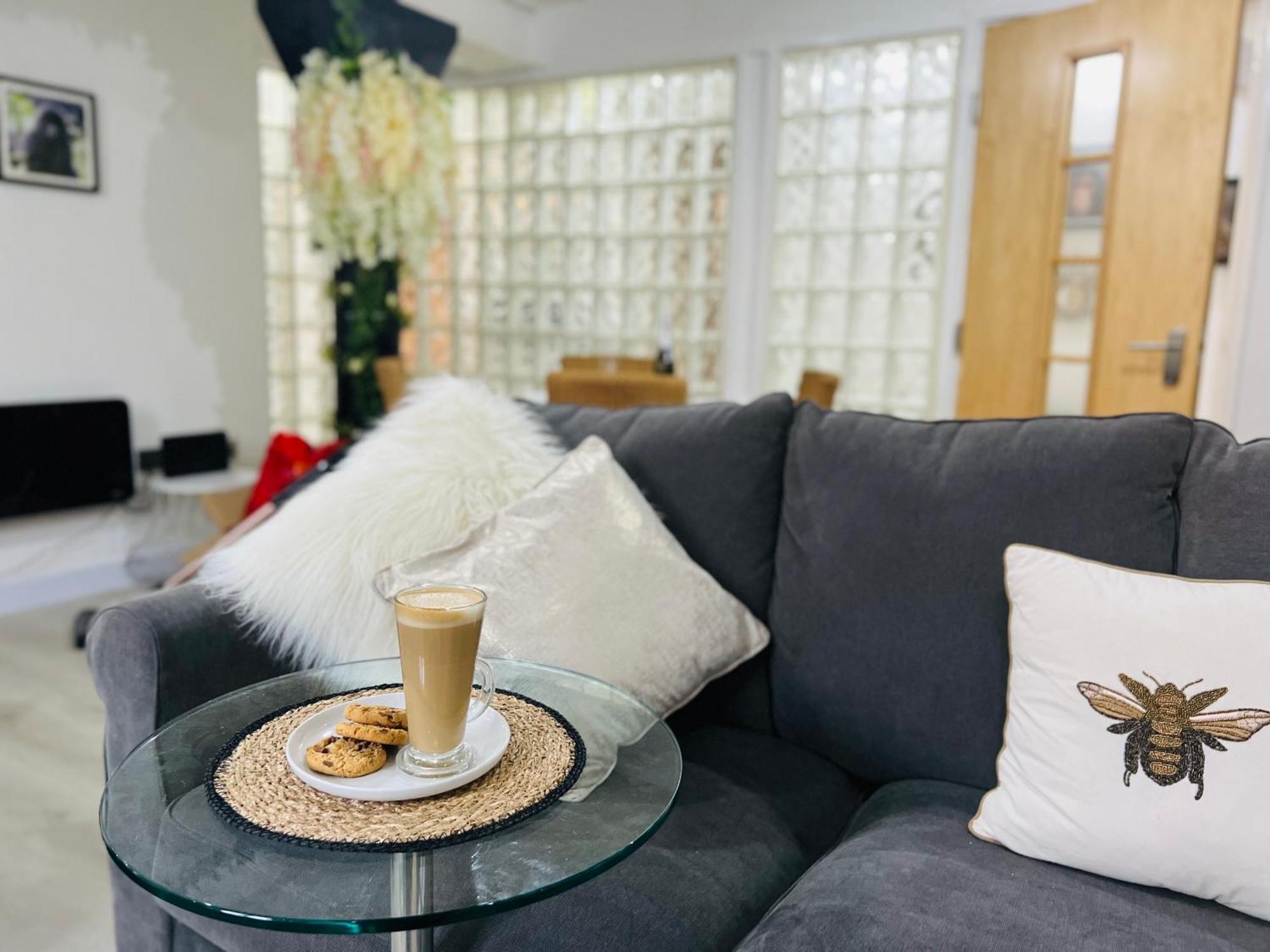 Safari Lodge - Close To Shopping Centre And Restaurants, Free Parking, Stylish And Amazing Artwork Burton-upon-Trent Exterior photo
