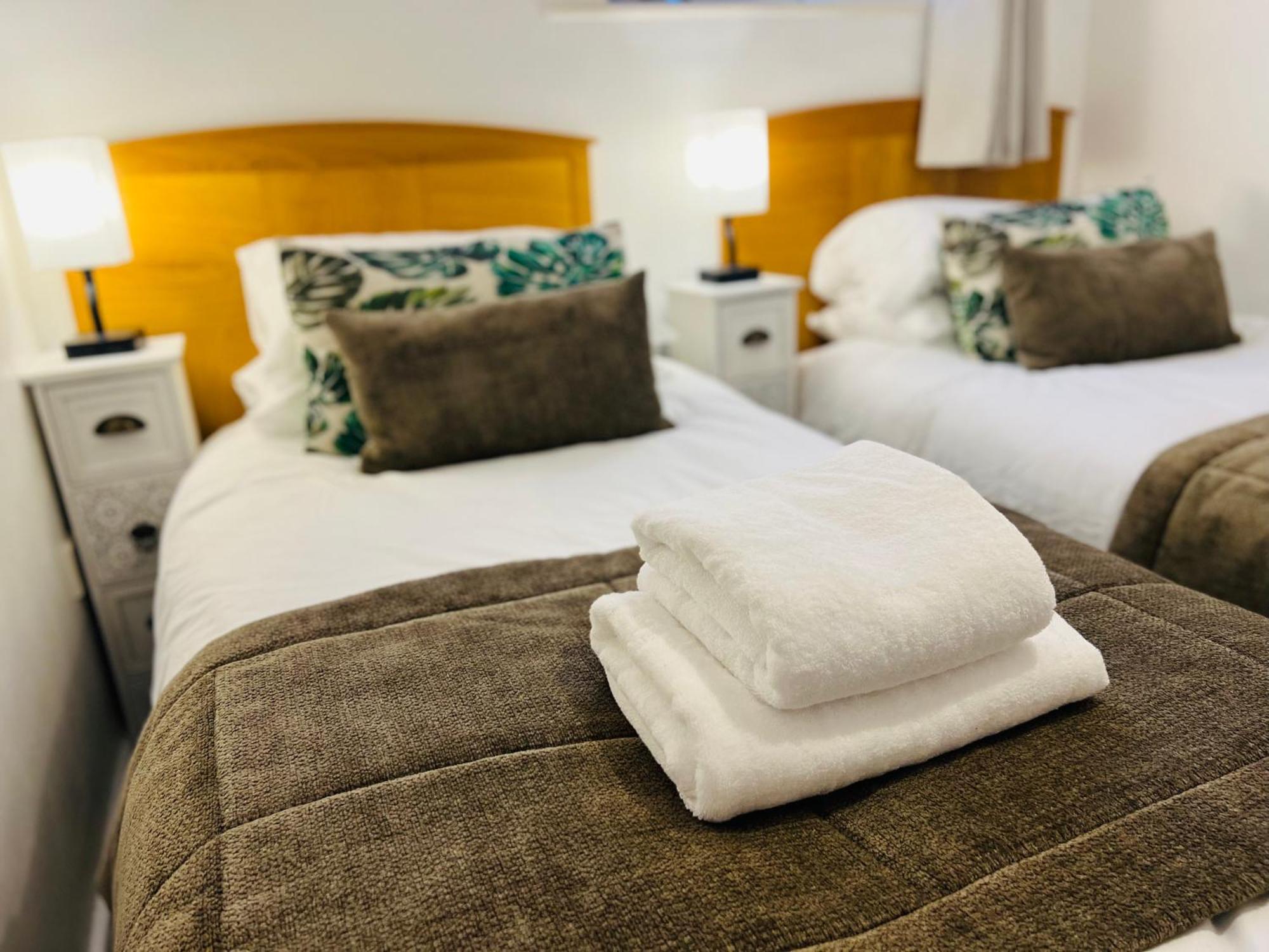 Safari Lodge - Close To Shopping Centre And Restaurants, Free Parking, Stylish And Amazing Artwork Burton-upon-Trent Exterior photo