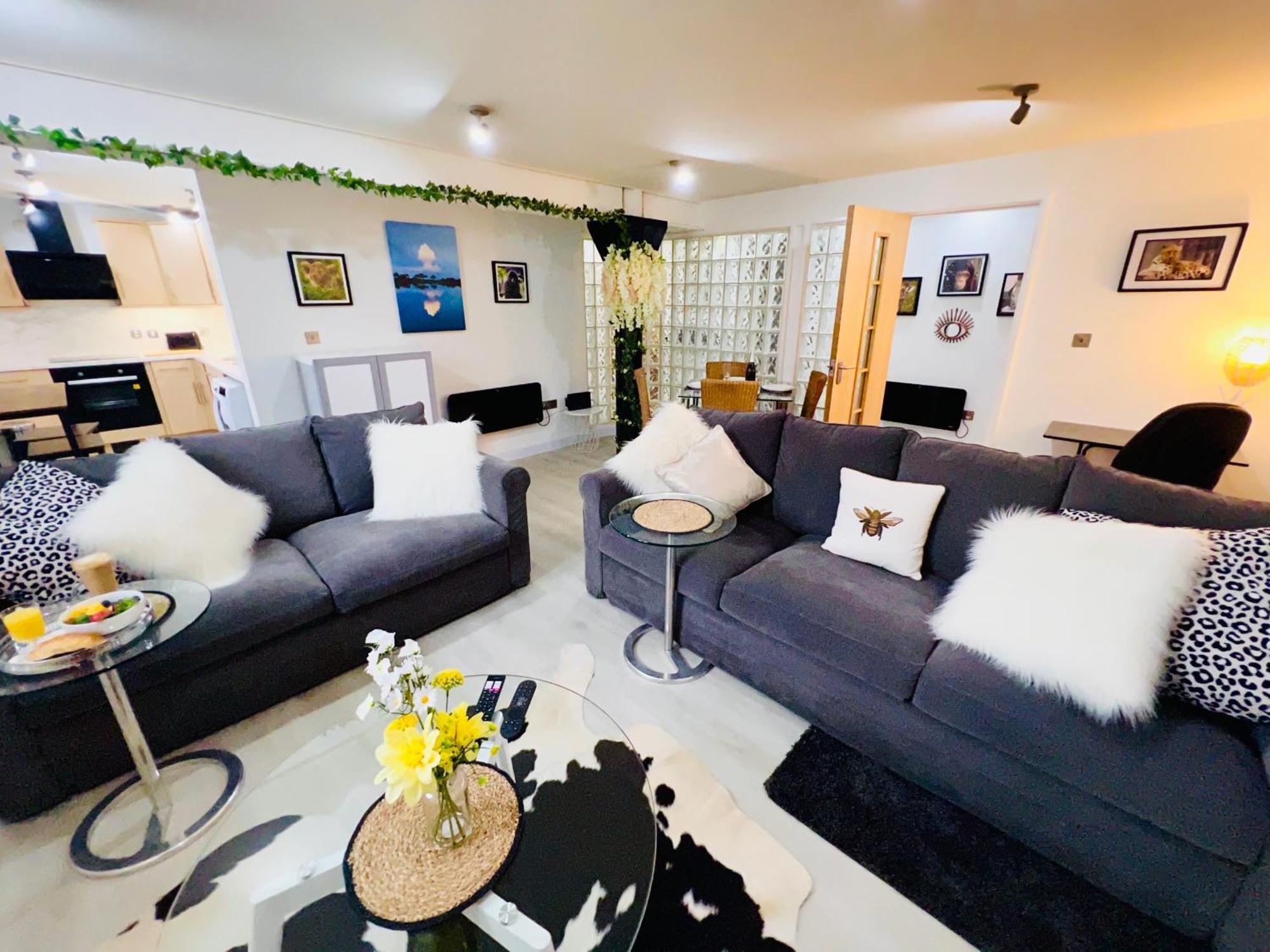 Safari Lodge - Close To Shopping Centre And Restaurants, Free Parking, Stylish And Amazing Artwork Burton-upon-Trent Exterior photo
