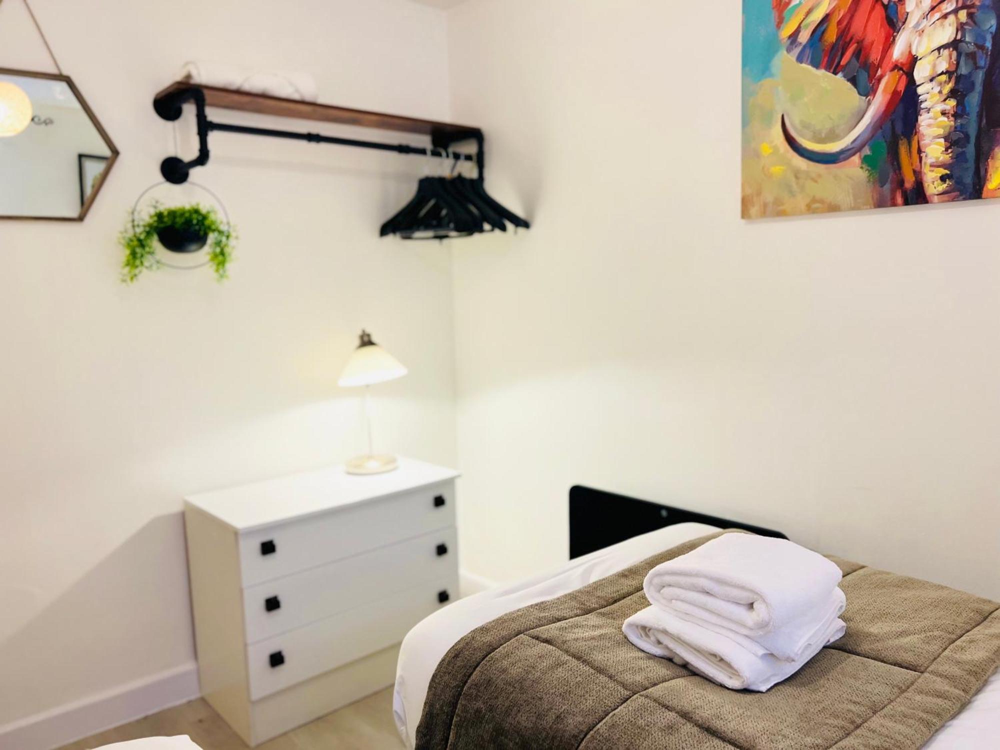 Safari Lodge - Close To Shopping Centre And Restaurants, Free Parking, Stylish And Amazing Artwork Burton-upon-Trent Exterior photo