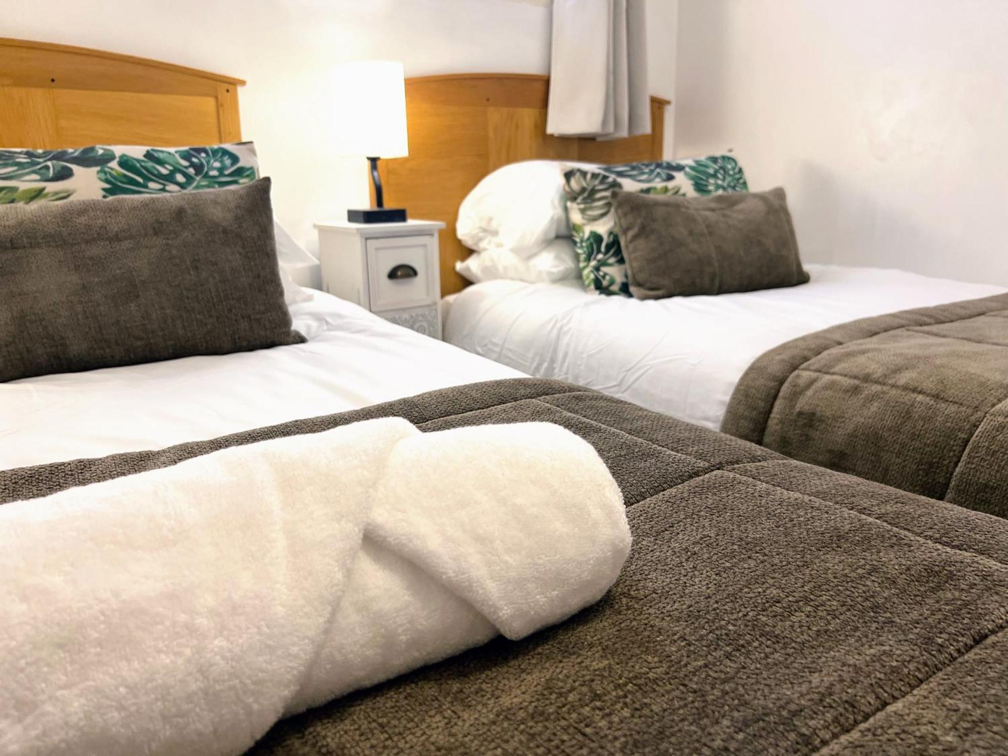 Safari Lodge - Close To Shopping Centre And Restaurants, Free Parking, Stylish And Amazing Artwork Burton-upon-Trent Exterior photo
