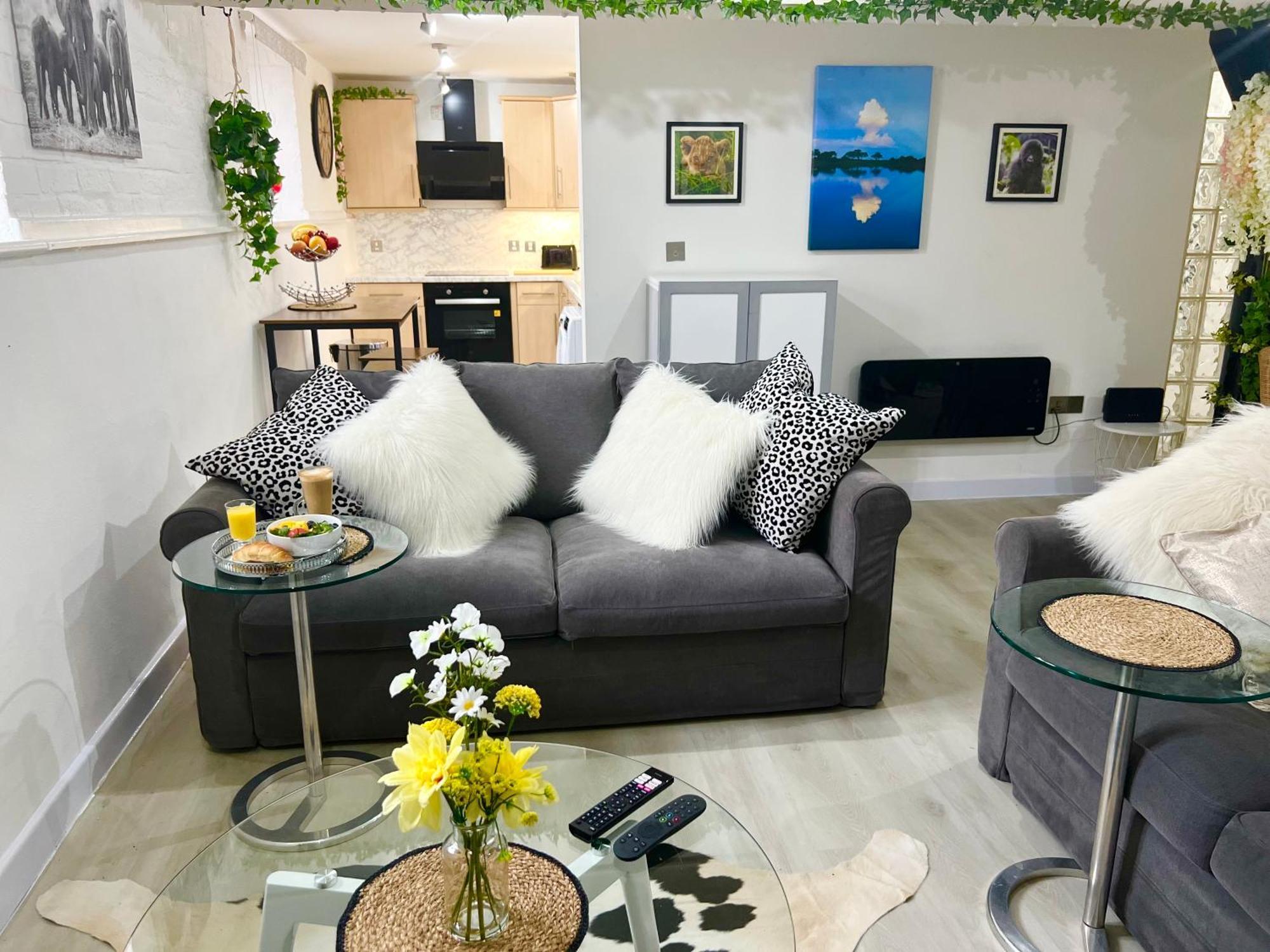 Safari Lodge - Close To Shopping Centre And Restaurants, Free Parking, Stylish And Amazing Artwork Burton-upon-Trent Exterior photo
