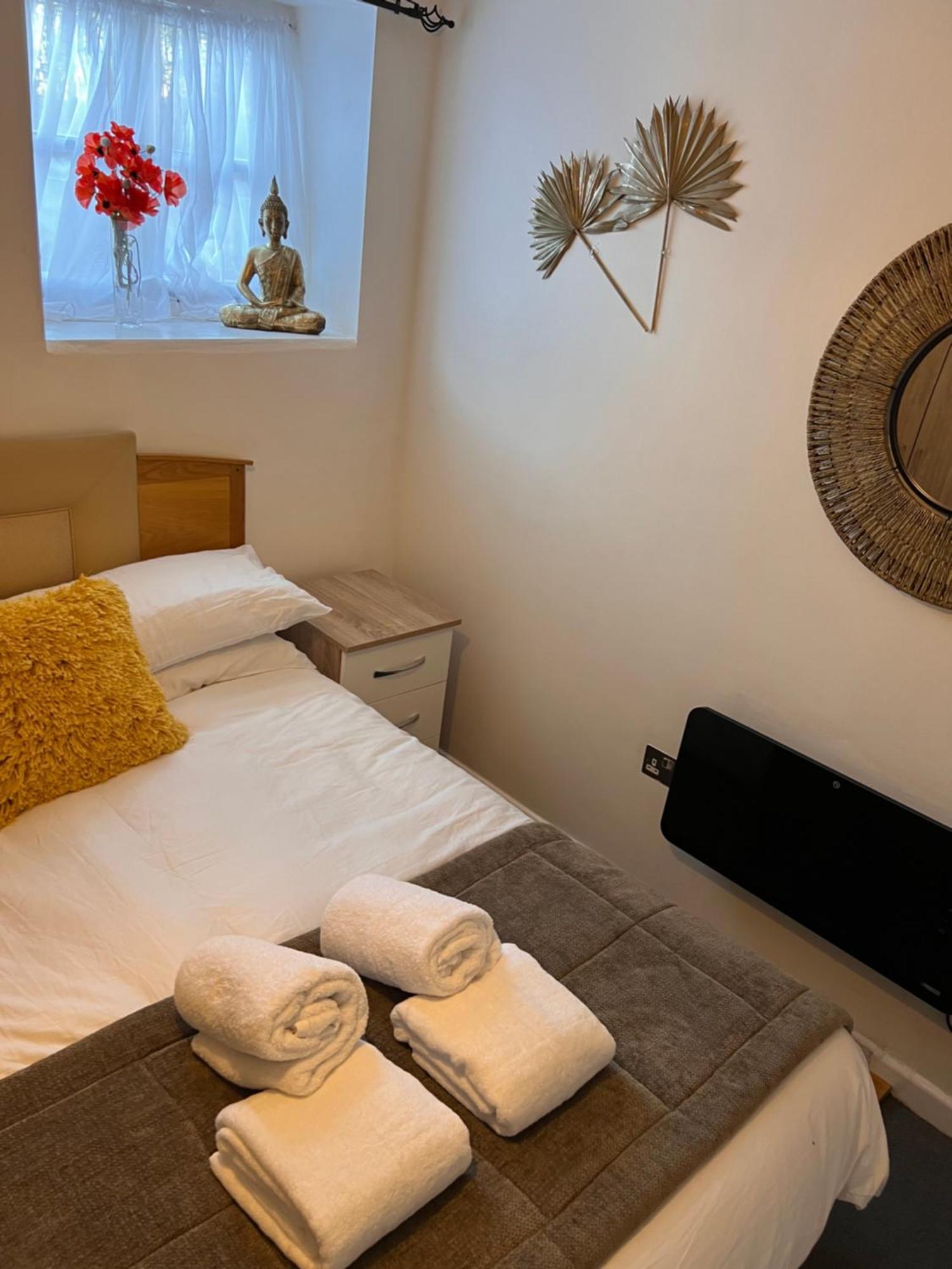Safari Lodge - Close To Shopping Centre And Restaurants, Free Parking, Stylish And Amazing Artwork Burton-upon-Trent Exterior photo
