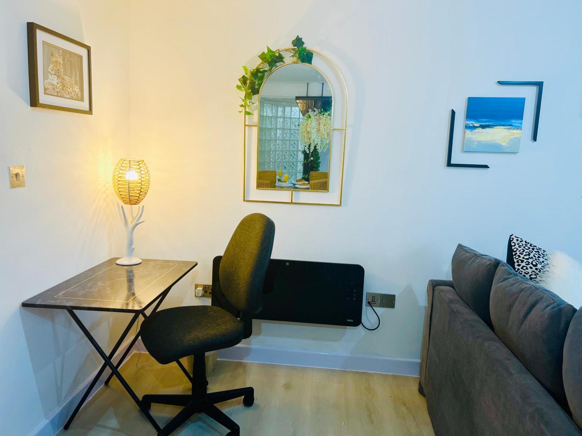 Safari Lodge - Close To Shopping Centre And Restaurants, Free Parking, Stylish And Amazing Artwork Burton-upon-Trent Exterior photo