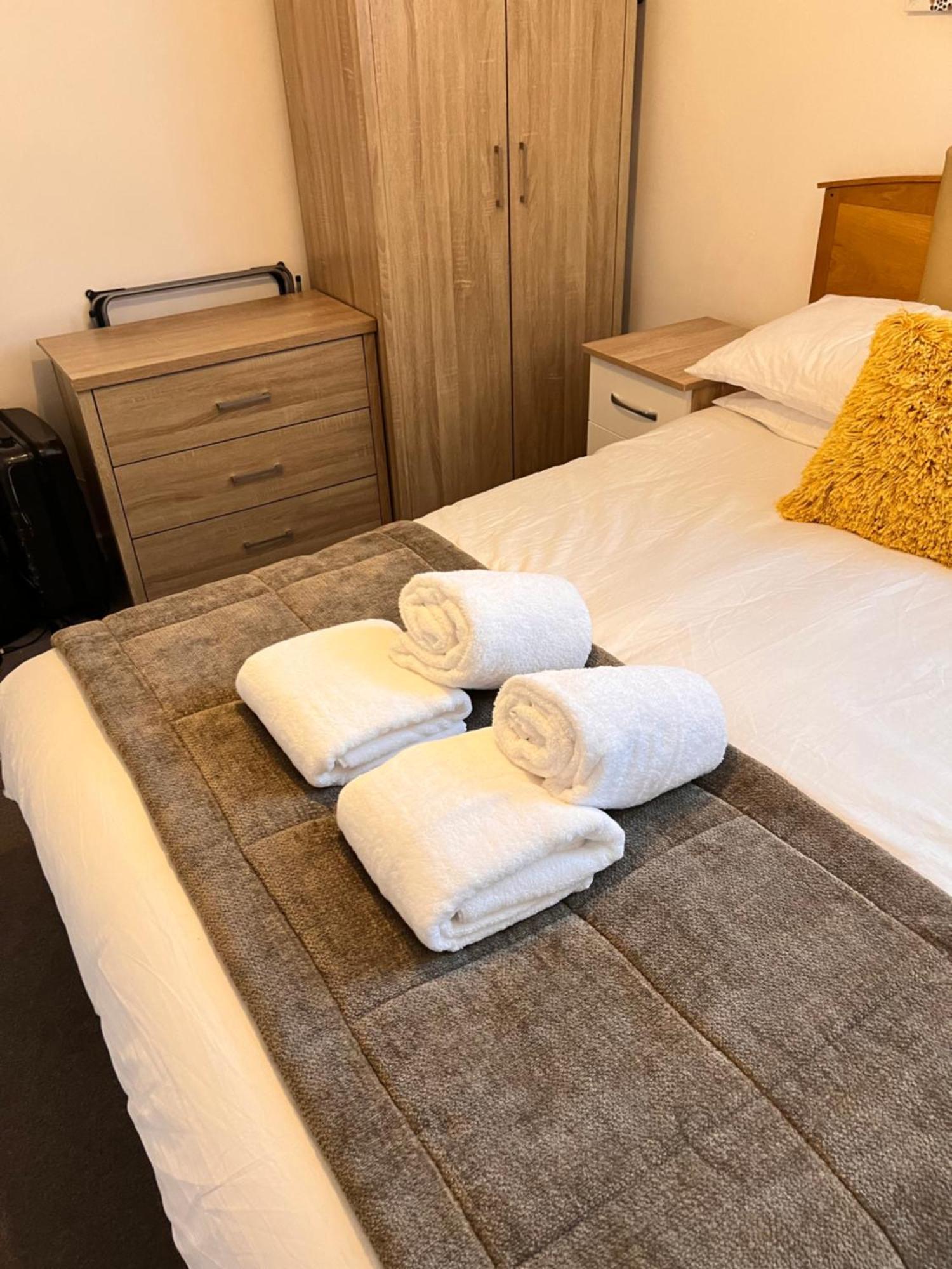 Safari Lodge - Close To Shopping Centre And Restaurants, Free Parking, Stylish And Amazing Artwork Burton-upon-Trent Exterior photo