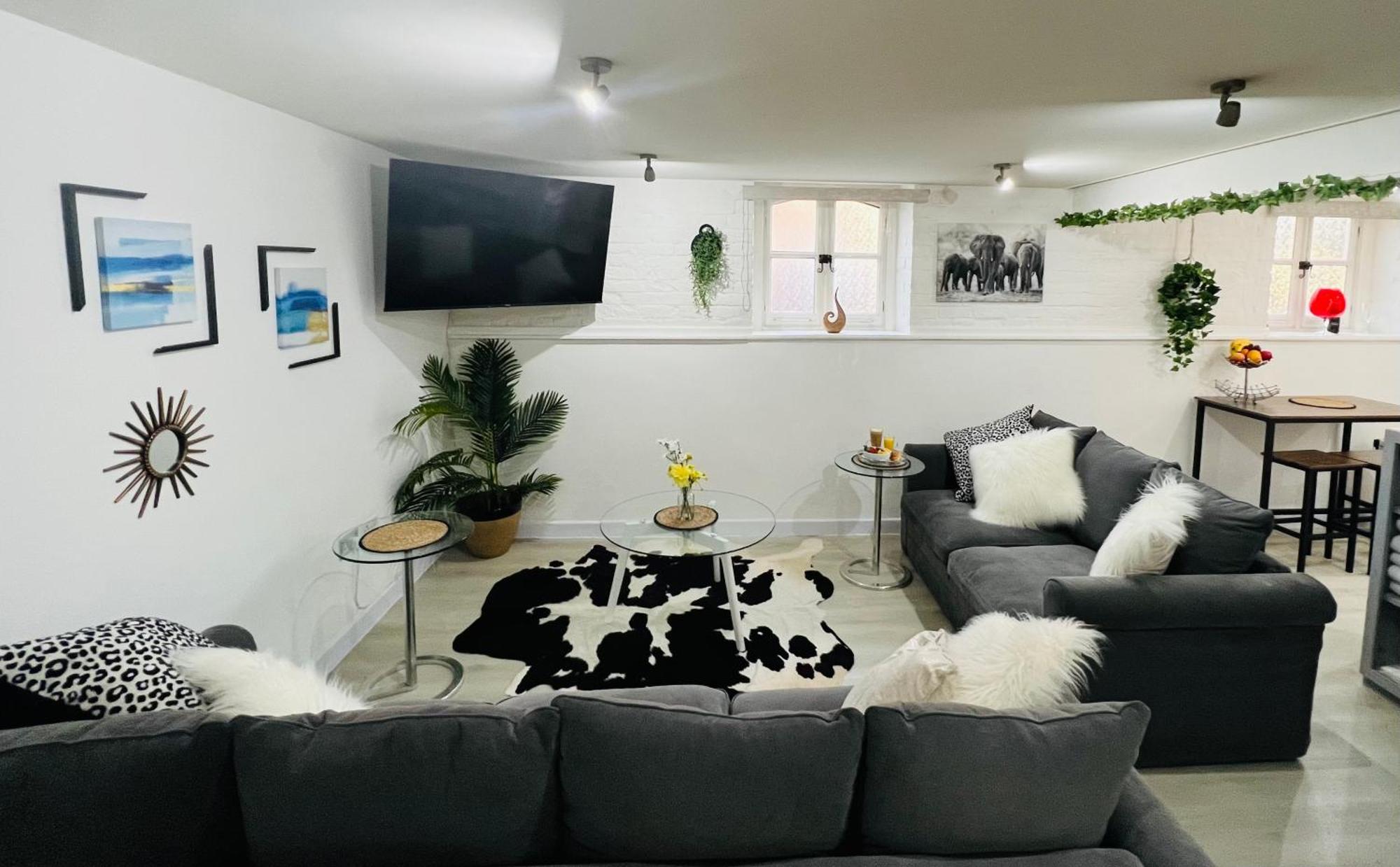 Safari Lodge - Close To Shopping Centre And Restaurants, Free Parking, Stylish And Amazing Artwork Burton-upon-Trent Exterior photo